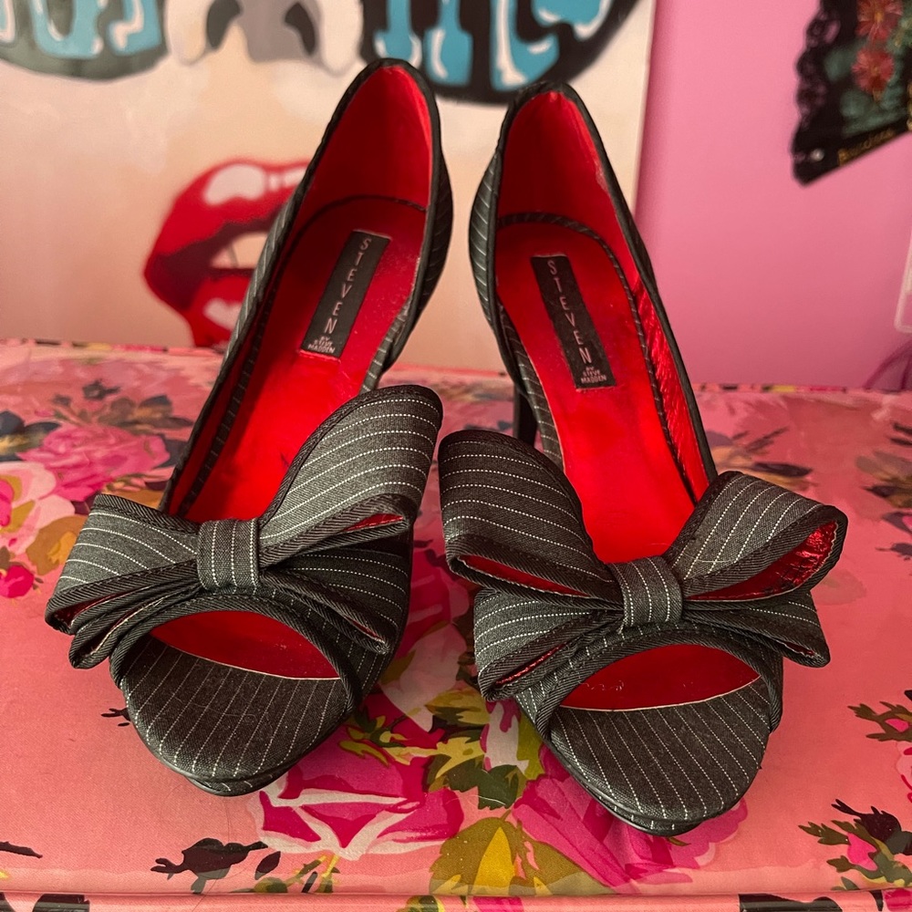 NWT vintage pinstripe pumps